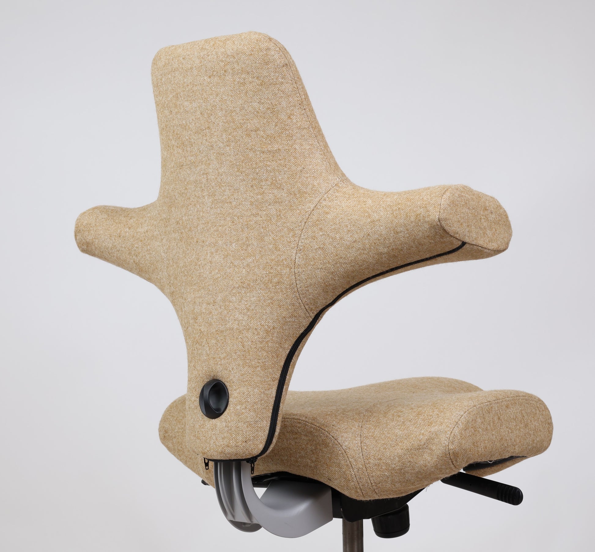 HÅG Capisco 8106 (#139) – Mørk Beige Bardal