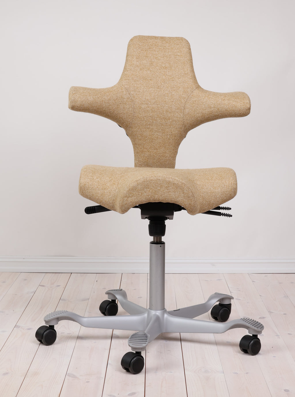 HÅG Capisco 8106 (#139) – Mørk Beige Bardal