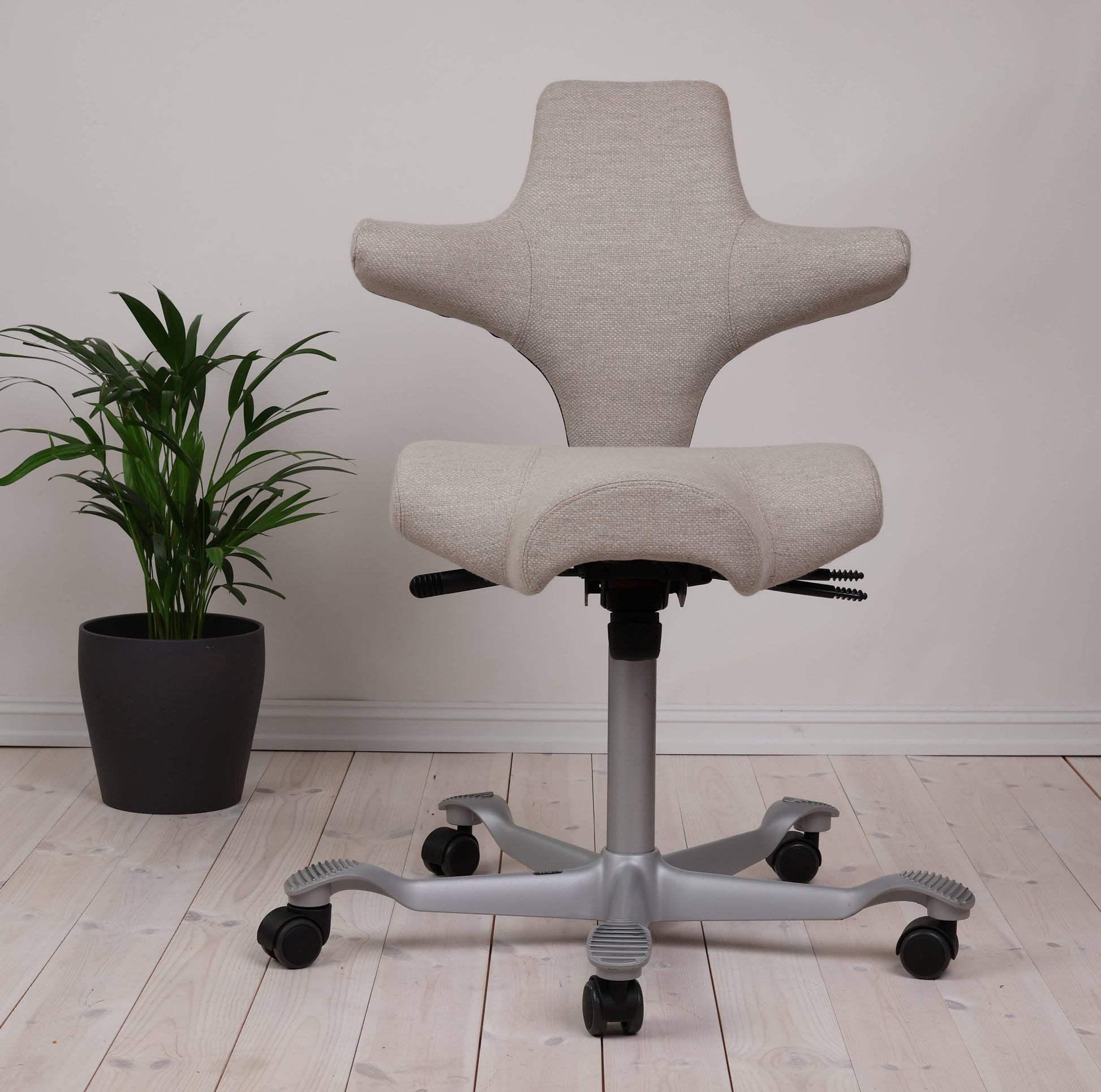 HÅG Capisco 8106 (#132) – Nytrukket med Beige Amdal 325 Ull, Valgfritt Understell