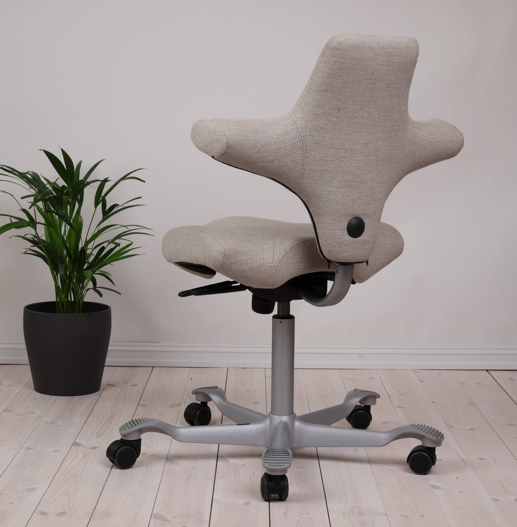 HÅG Capisco 8106 (#132) – Nytrukket med Beige Amdal 325 Ull, Valgfritt Understell