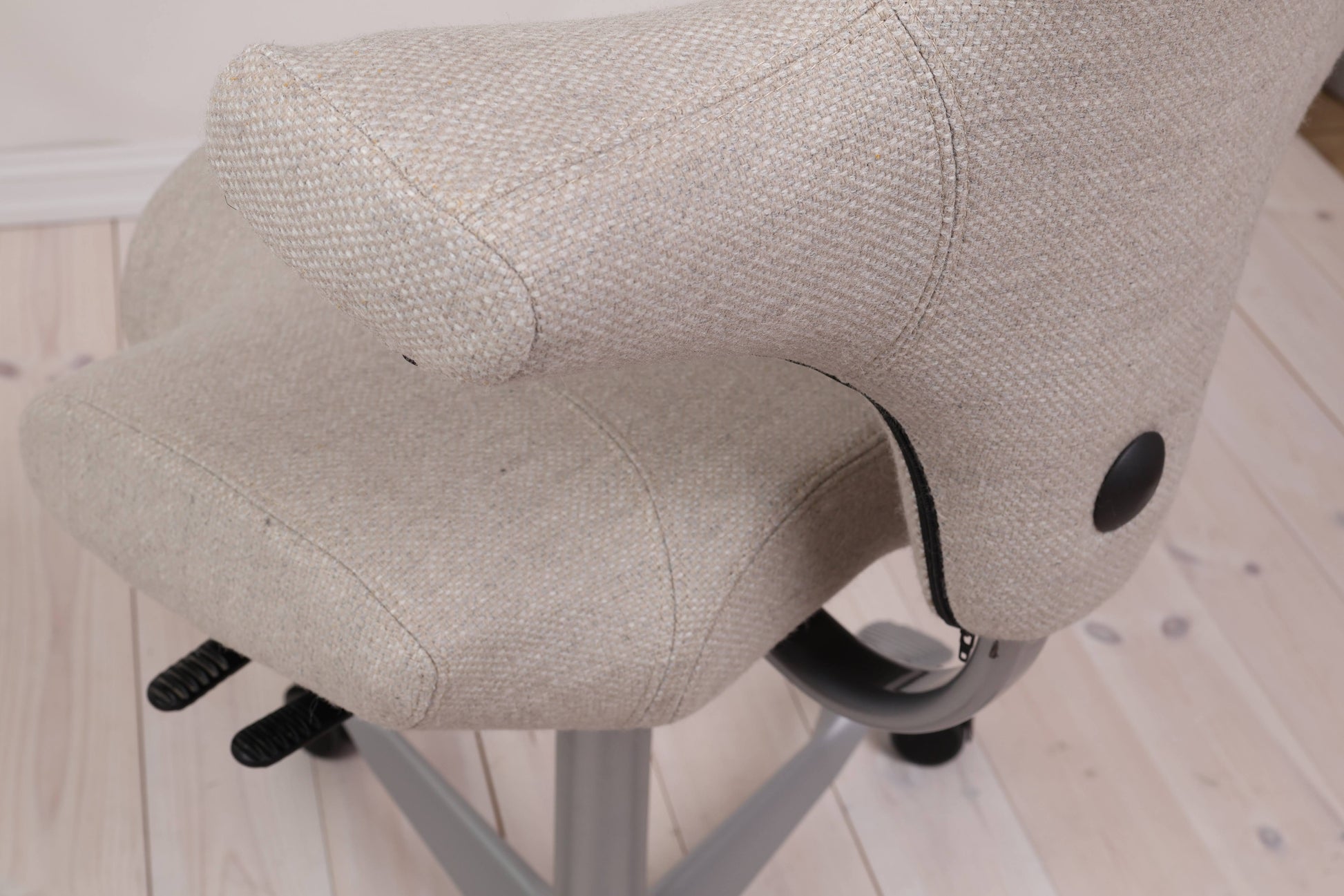 HÅG Capisco 8106 (#132) – Nytrukket med Beige Amdal 325 Ull, Valgfritt Understell