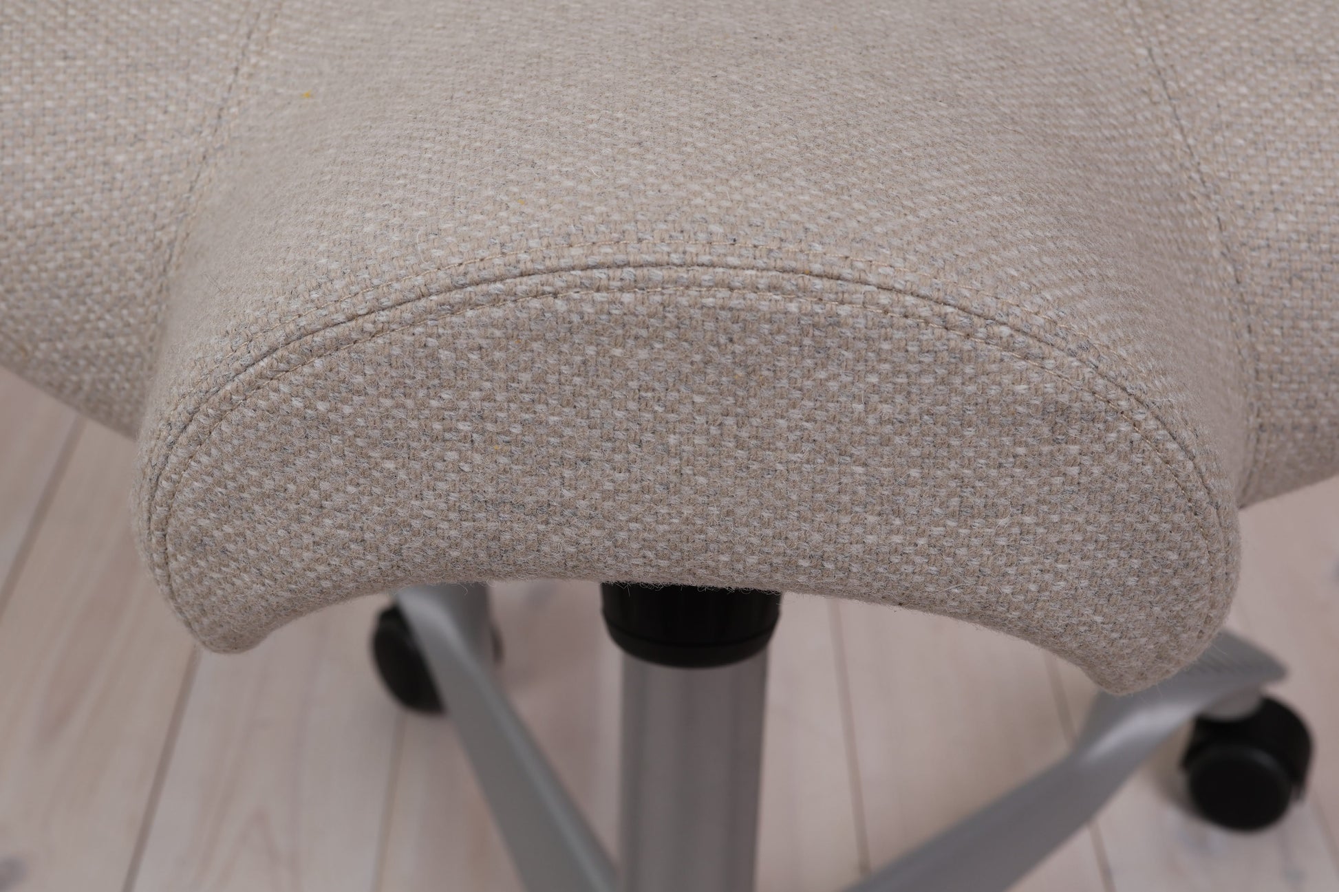 HÅG Capisco 8106 (#132) – Nytrukket med Beige Amdal 325 Ull, Valgfritt Understell