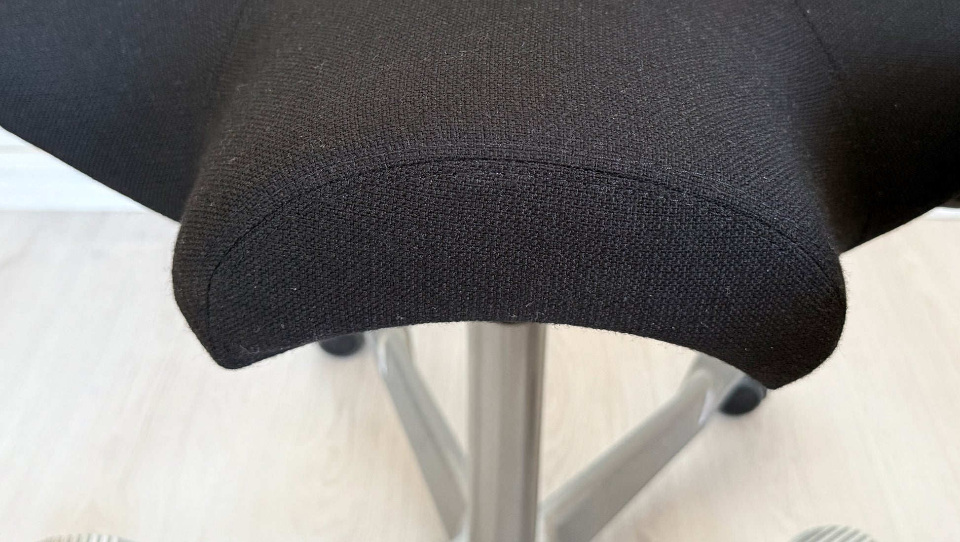 HÅG Capisco 8106 (#95) – Svart Gabriel Fame - pent brukt stoff